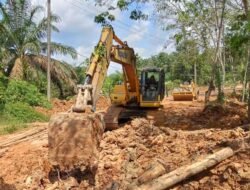 Lumpur Disingkirkan, Jalan Mekar Jaya Siap Dikeraskan