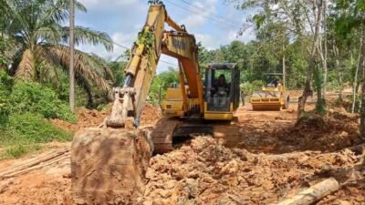 Lumpur Disingkirkan, Jalan Mekar Jaya Siap Dikeraskan