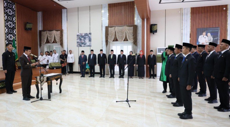 Sebanyak 19 Pejabat Pemerintah Kota [Pemkot] Palembang dari eselon II, III hingga IV resmi dilantik Wali Kota Ratu Dewa didampingi Wakil Wali Kota Prima Salam pada Rabu 6 Mei 2026, berlangsung di rumah dinas Wali Kota Palembang Jalan Tasik.