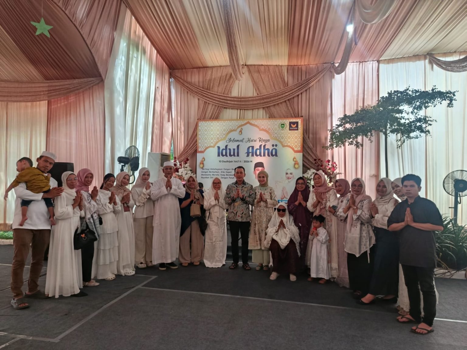 Antusiasme masyarakat begitu terasa di open house Hari Raya Idul Adha 1447 H yang digelar Wakil Ketua DPRD Sumsel H Nopianto di rumah dinasnya, Jalan Demang Lebar Daun Palembang.