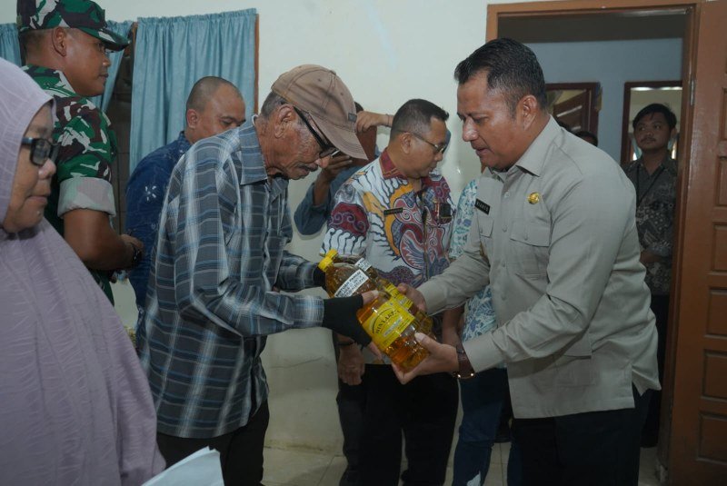 Wakil Bupati Asahan Salurkan Bantuan Pangan untuk 2.523 Keluarga di Bandar Pulau