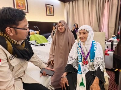 Perjuangan Nenek Jumaria Menabung 20 Tahun Demi Haji, Kini Tiba di Tanah Suci