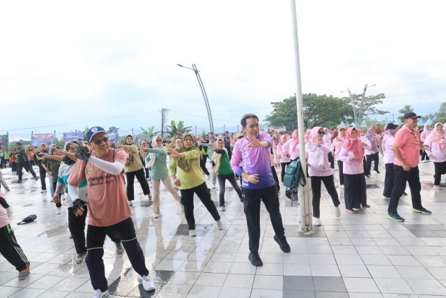 Perkuat Kekompakan ASN Pemkab Jember, Gus Fawait Ikut Olahraga Sore di JSG
