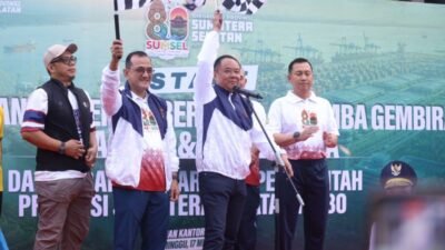 Cik Ujang saat menghadiri kegiatan jalan santai, senam bersama, dan lomba hiburan yang digelar di halaman Kantor Gubernur Sumsel, Minggu (17/5/2026).