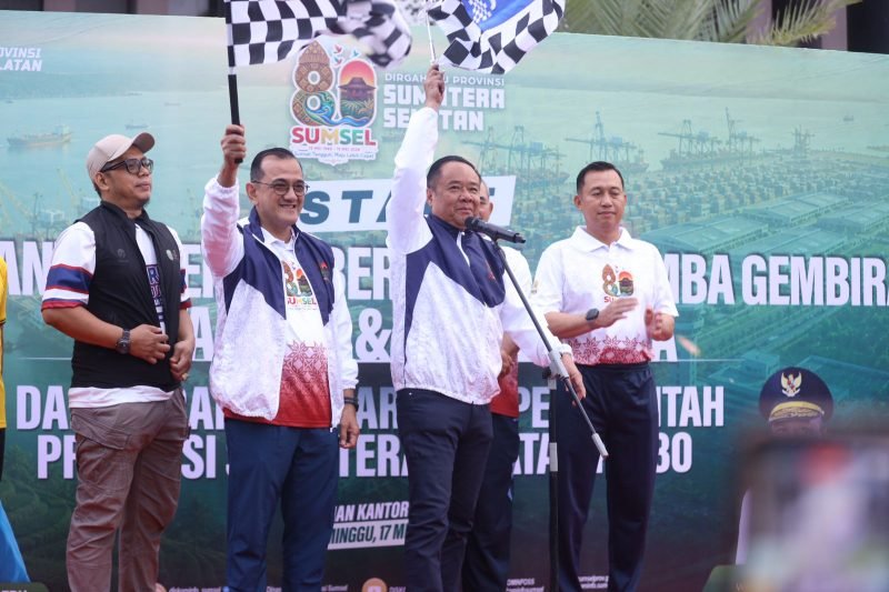Cik Ujang saat menghadiri kegiatan jalan santai, senam bersama, dan lomba hiburan yang digelar di halaman Kantor Gubernur Sumsel, Minggu (17/5/2026).