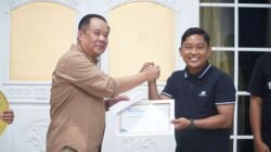 Presiden Sumsel United Cik Ujang Serahkan Bonus Rp25 Juta Usai Tim U-19 Juara EPA Championship 2025/2026