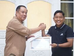 Presiden Sumsel United Cik Ujang Serahkan Bonus Rp25 Juta Usai Tim U-19 Juara EPA Championship 2025/2026