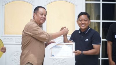 Presiden Sumsel United Cik Ujang Serahkan Bonus Rp25 Juta Usai Tim U-19 Juara EPA Championship 2025/2026