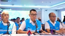 Direktur Utama PLN, Darmawan Prasodjo (tengah) didampingi jajaran direksi PLN saat konferensi pers di Kantor Pusat PLN, Sabtu (23/5) mengatakan seluruh petugas dan tim teknis PLN terus bekerja _all out_ selama 24 jam di lapangan agar pasokan listrik kepada masyarakat dapat segera pulih kembali secara bertahap dan aman.