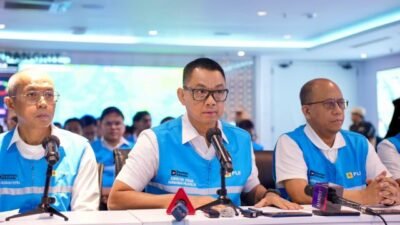 Direktur Utama PLN, Darmawan Prasodjo (tengah) didampingi jajaran direksi PLN saat konferensi pers di Kantor Pusat PLN, Sabtu (23/5) mengatakan seluruh petugas dan tim teknis PLN terus bekerja _all out_ selama 24 jam di lapangan agar pasokan listrik kepada masyarakat dapat segera pulih kembali secara bertahap dan aman.
