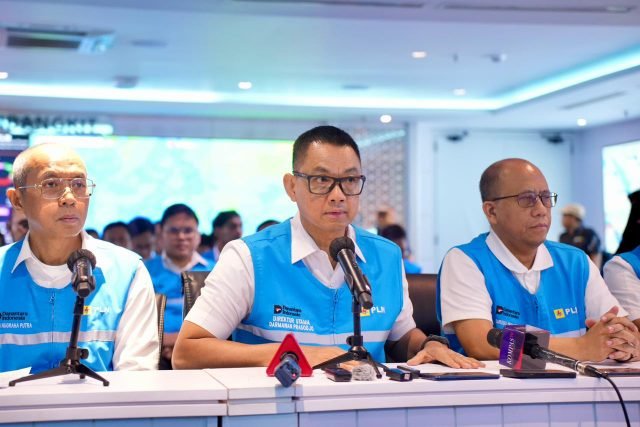 Direktur Utama PLN, Darmawan Prasodjo (tengah) didampingi jajaran direksi PLN saat konferensi pers di Kantor Pusat PLN, Sabtu (23/5) mengatakan seluruh petugas dan tim teknis PLN terus bekerja _all out_ selama 24 jam di lapangan agar pasokan listrik kepada masyarakat dapat segera pulih kembali secara bertahap dan aman.