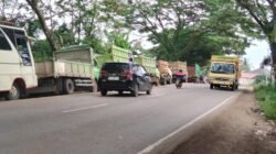 Antrean panjang mobil di SPBU Pegayut Ogan Ilir