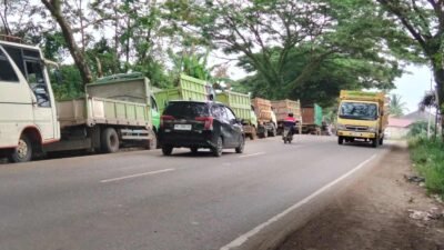 Antrean panjang mobil di SPBU Pegayut Ogan Ilir