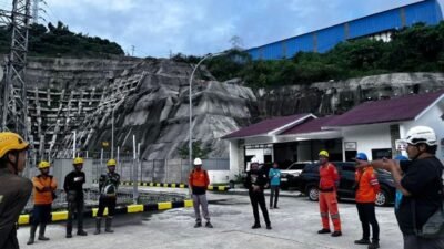 Petugas PLN bersiaga dan melakukan koordinasi di area Gardu Induk Tegangan Ekstra Tinggi (GITET) New Aur Duri, Kabupaten Muaro Jambi, Jambi sebelum melakukan pekerjaan pemulihan sistem kelistrikan pada jaringan transmisi Saluran Udara Tegangan Ekstra Tinggi (SUTET) 275 kilovolt (kV) Muara Bungo–Sungai Rumbai.