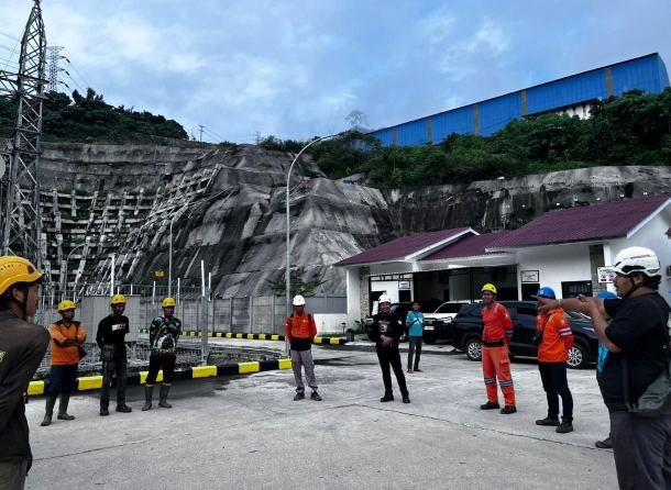 Petugas PLN bersiaga dan melakukan koordinasi di area Gardu Induk Tegangan Ekstra Tinggi (GITET) New Aur Duri, Kabupaten Muaro Jambi, Jambi sebelum melakukan pekerjaan pemulihan sistem kelistrikan pada jaringan transmisi Saluran Udara Tegangan Ekstra Tinggi (SUTET) 275 kilovolt (kV) Muara Bungo–Sungai Rumbai.