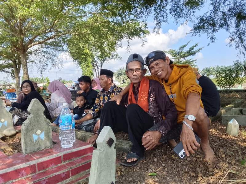 47 Tahun Terpisah, Dua Sahabat Karim dan Abdul Bertemu di TPU Keramasan