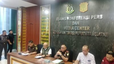 Kepala Kejaksaan Tinggi Sumatera Selatan, Ketut Sumedana, memberikan keterangan pers terkait penetapan Wakil Bupati PALI berinisial IT dan ASN Provinsi Sumsel berinisial AK sebagai tersangka dugaan gratifikasi fee proyek di Kabupaten PALI tahun 2024., Rabu (3/6/2026).