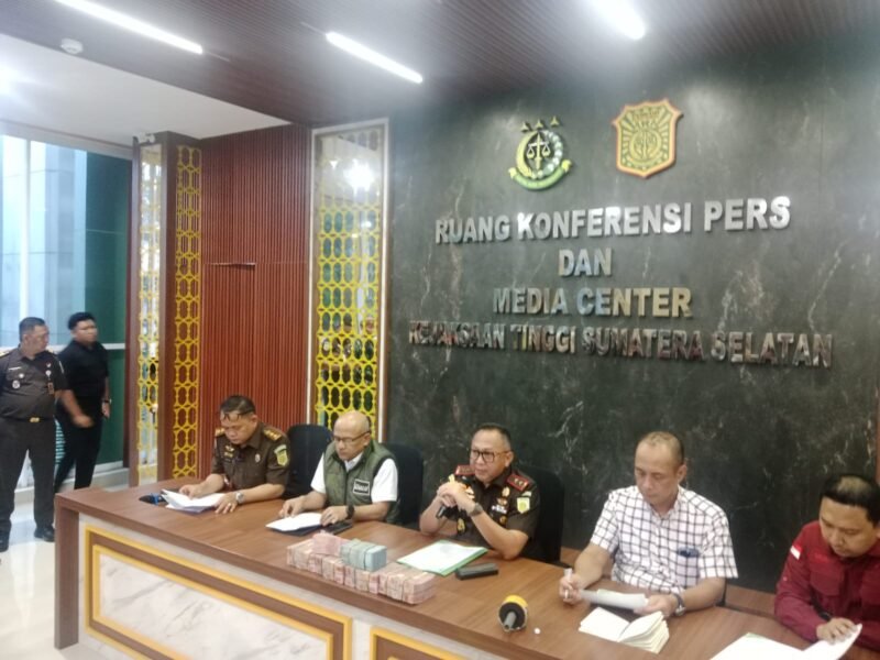 Kepala Kejaksaan Tinggi Sumatera Selatan, Ketut Sumedana, memberikan keterangan pers terkait penetapan Wakil Bupati PALI berinisial IT dan ASN Provinsi Sumsel berinisial AK sebagai tersangka dugaan gratifikasi fee proyek di Kabupaten PALI tahun 2024., Rabu (3/6/2026).