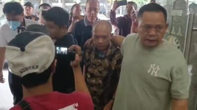 Lima orang yang diamankan Tim Pidsus Kejati Sumsel tiba di Kantor Kejati Sumsel guna menjalani pemeriksaan terkait perkara yang sedang ditangani penyidik. Kamis (4/6/2026)