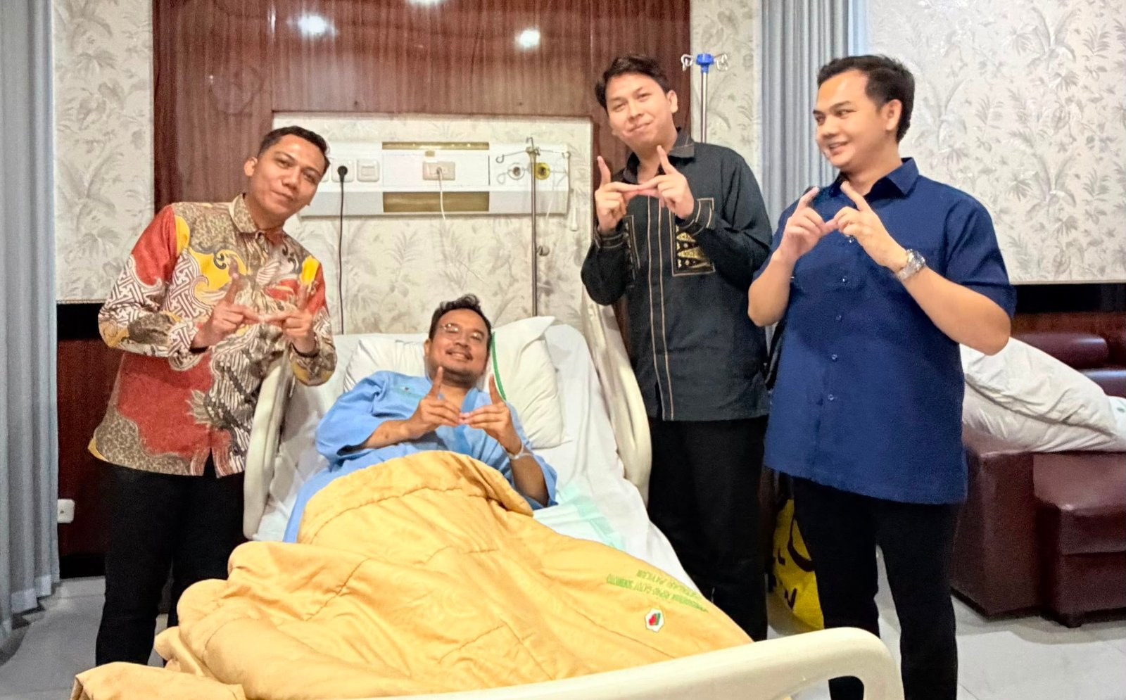 Tim Sakahira Law Firm yang juga menjadi juru bicara pasangan Ratu Dewa–Prima Salam (RDPS), A. Rilo Budiman,SH,MH, advokat muda A. Rilo Budiman SH MH di dampingi tim M. Axel F, S.H, M. Abyan Zhafran SH MH. Saat menjenguk Prima Salam di RSPAD Gatot Soebroto, Selasa (9/6/2026).