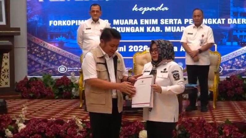 Wakil Bupati Muara Enim Sumarni saat menerima SK Plt Bupati Muara Enim dari Gubernur Sumsel, Jean Deru di Griya Agung Palembang, Rabu (10/6/2026).