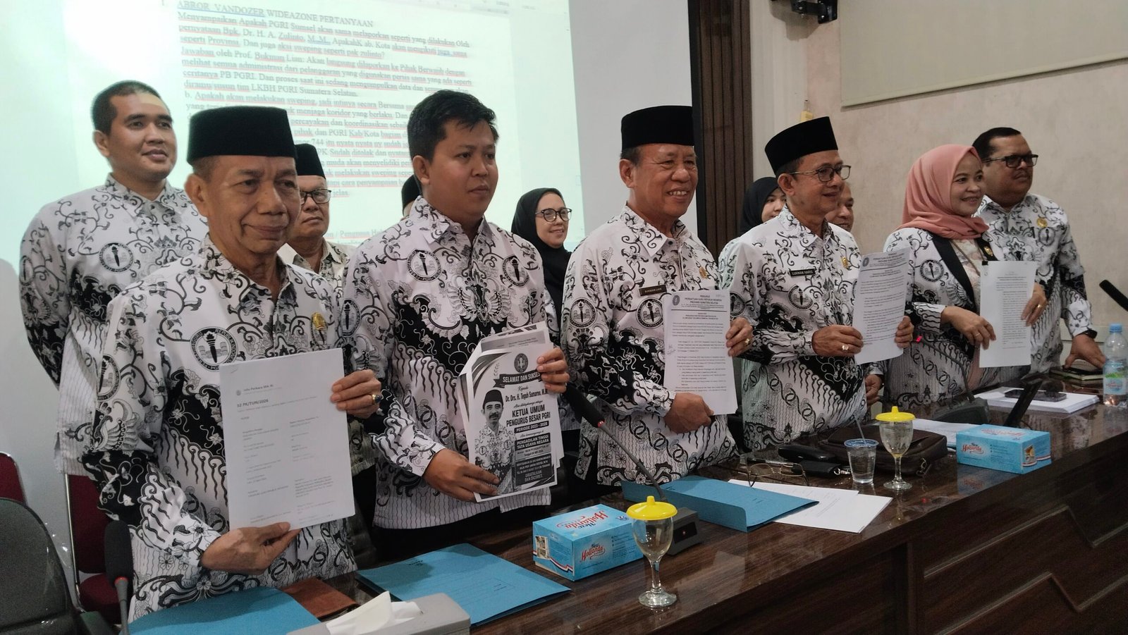 Konferensi Pers Ketua Pengurus PGRI Sumsel 2024-2029, Assoc Prof Dr H Bukman Lian MM MSi, Kamis (4/6/2026) siang di Sekteratiat PGRI Sumsel.