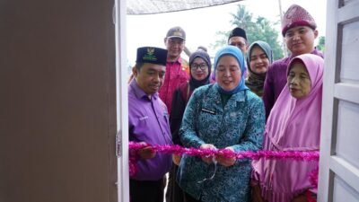 Ketua Tim PKK Palembang bersama Badan Amil Zakat Nasional (BAZNAS) Kota Palembang saat memulai pembangunan Rumah Tidak Layak Huni (RTLH) milik Siti Fatimah, warga Jalan Kemas Rindo RT 35 RW 06