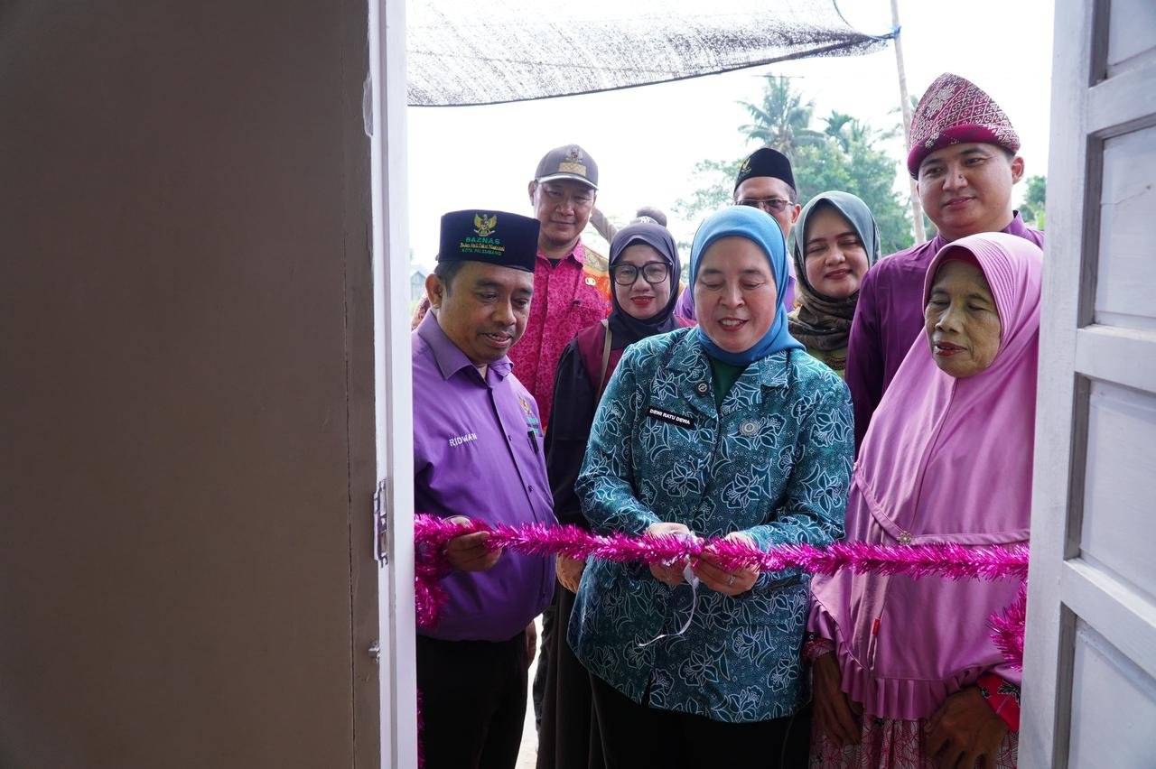 Ketua Tim PKK Palembang bersama Badan Amil Zakat Nasional (BAZNAS) Kota Palembang saat memulai pembangunan Rumah Tidak Layak Huni (RTLH) milik Siti Fatimah, warga Jalan Kemas Rindo RT 35 RW 06
