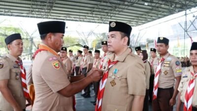Plt Ketua Kwarcab Gerakan Pramuka Muba Iskandar Syahrianto saat melantik pengurus Pramuka di Muba