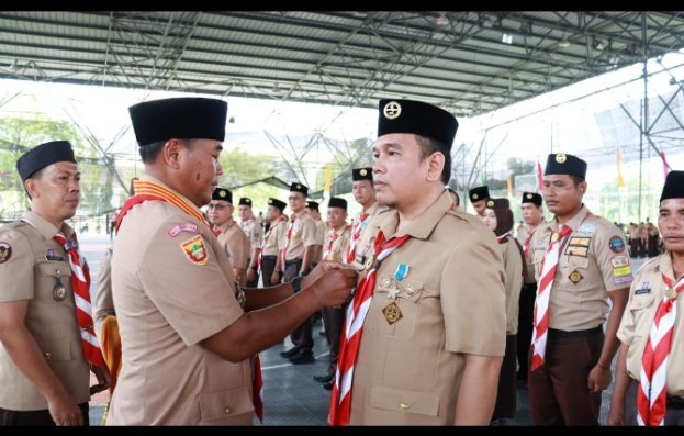 Plt Ketua Kwarcab Gerakan Pramuka Muba Iskandar Syahrianto saat melantik pengurus Pramuka di Muba
