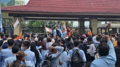 Aliansi mahasiswa yang tergabung dalam Badan Eksekutif Mahasiswa (BEM) Nusantara Sumatera Selatan menggelar aksi di depan DPRD Sumsel