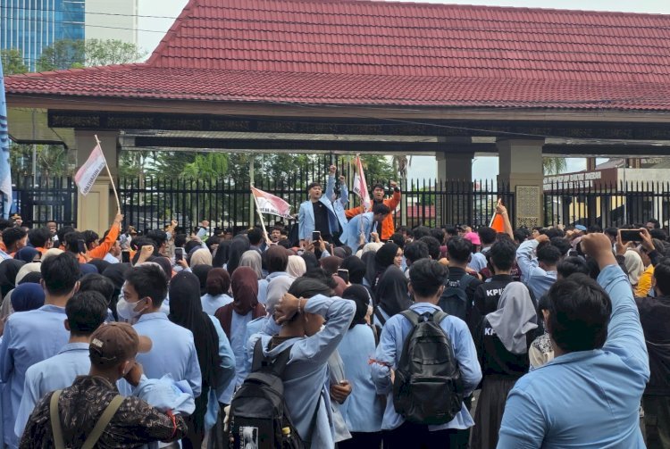 Aliansi mahasiswa yang tergabung dalam Badan Eksekutif Mahasiswa (BEM) Nusantara Sumatera Selatan menggelar aksi di depan DPRD Sumsel