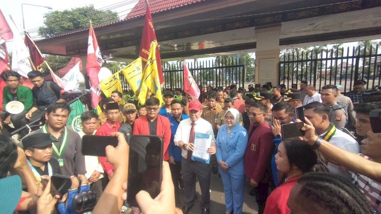 Puluhan mahasiswa yang tergabung dalam Cipayung Plus Sumatera Selatan (Sumsel) menggelar aksi demonstrasi di depan gerbang DPRD Sumsel/