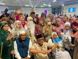 Menteri Haji Lepas Kepulangan Jemaah Asal Makassar dari Jeddah, Ini Pesannya