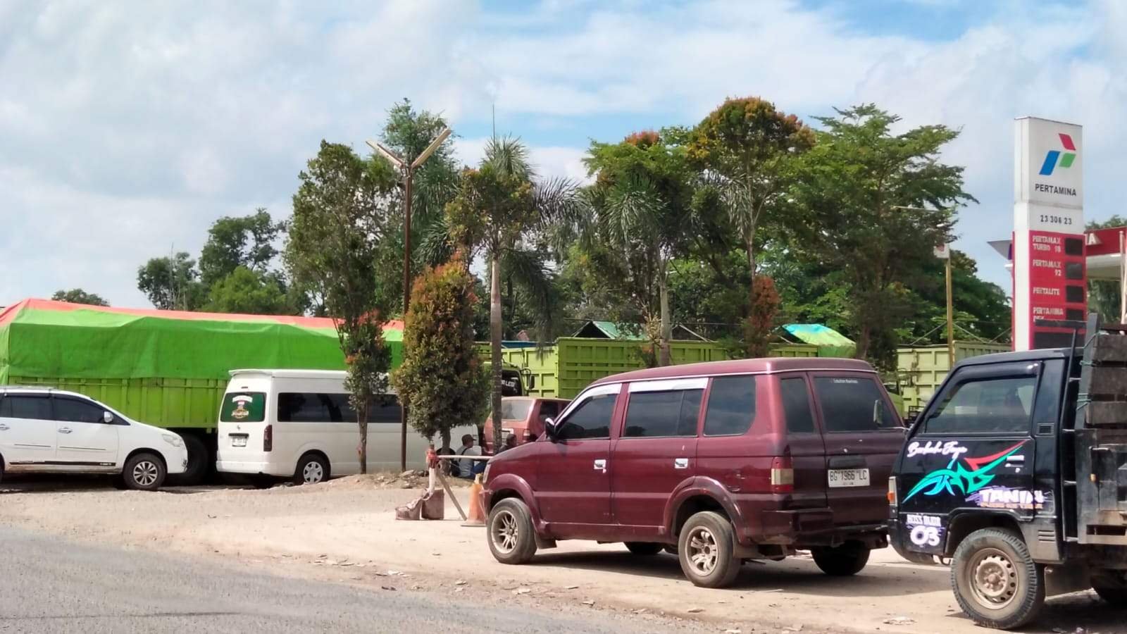 Antrian Panjang dan Semerawut di SPBU Codo Halim Pegayut