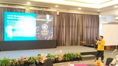 Ketua AMKI Sumsel, Dede Umar saat menjadi narsum Rakernis Bidhumas Polda Sumsel di Airis Hotel, Senin (8/6/2026).