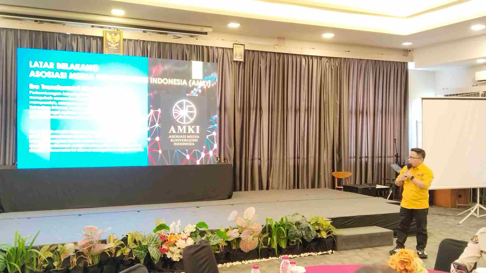 Ketua AMKI Sumsel, Dede Umar saat menjadi narsum Rakernis Bidhumas Polda Sumsel di Airis Hotel, Senin (8/6/2026).
