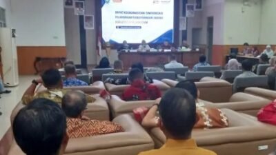 Plt Bupati Muara Enim, Ir. Hj. Sumarni, M.Si., mengambil langkah cepat dengan mengumpulkan seluruh kepala Organisasi Perangkat Daerah (OPD) dalam Rapat Koordinasi dan Sinkronisasi Pelaksanaan Tugas Perangkat Daerah di Ruang Rapat Pangripta Nusantara, Bappeda Muara Enim, Kamis (11/6/2026).