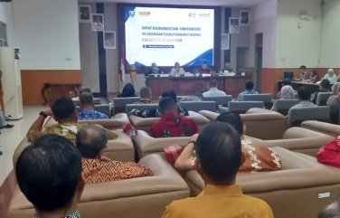 Plt Bupati Muara Enim, Ir. Hj. Sumarni, M.Si., mengambil langkah cepat dengan mengumpulkan seluruh kepala Organisasi Perangkat Daerah (OPD) dalam Rapat Koordinasi dan Sinkronisasi Pelaksanaan Tugas Perangkat Daerah di Ruang Rapat Pangripta Nusantara, Bappeda Muara Enim, Kamis (11/6/2026).