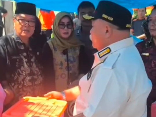 Tinjau Rumah Korban Kebakaran di Kunduran Ilir, Bupati Bantu Paket Sembako