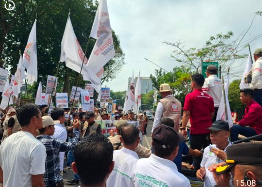 Ribuan Massa Datangi Gedung DPRD Sumsel, Program MBG Harus Dilanjutkan