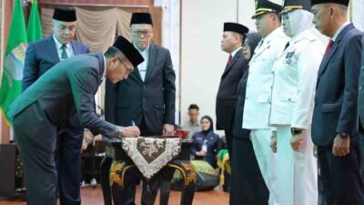Wali Kota Palembang, Ratu saat penandatanganan SK Pelantikan pejabat dilingkungan Pemerintah Kota Palembang, Jumat (26/06/2026).