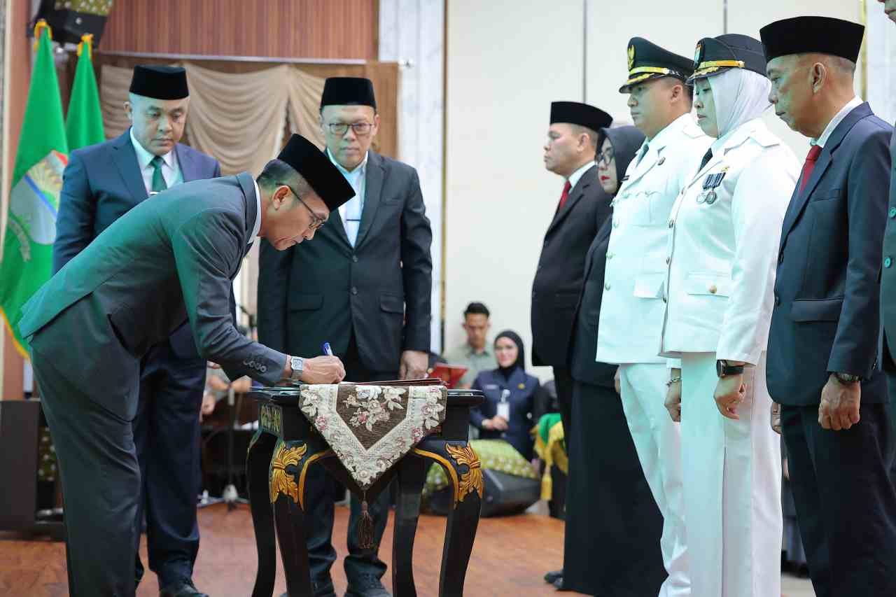 Wali Kota Palembang, Ratu saat penandatanganan SK Pelantikan pejabat dilingkungan Pemerintah Kota Palembang, Jumat (26/06/2026).
