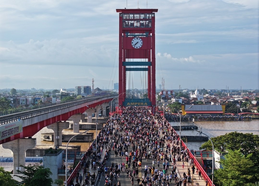 CAR FREE DAY---Ribuan warga memadati kegiatan Car Free Day (CFD) di Jembatan Ampera Palembang, Minggu (10/5/2026). (FOTO: DISKOMINFO).