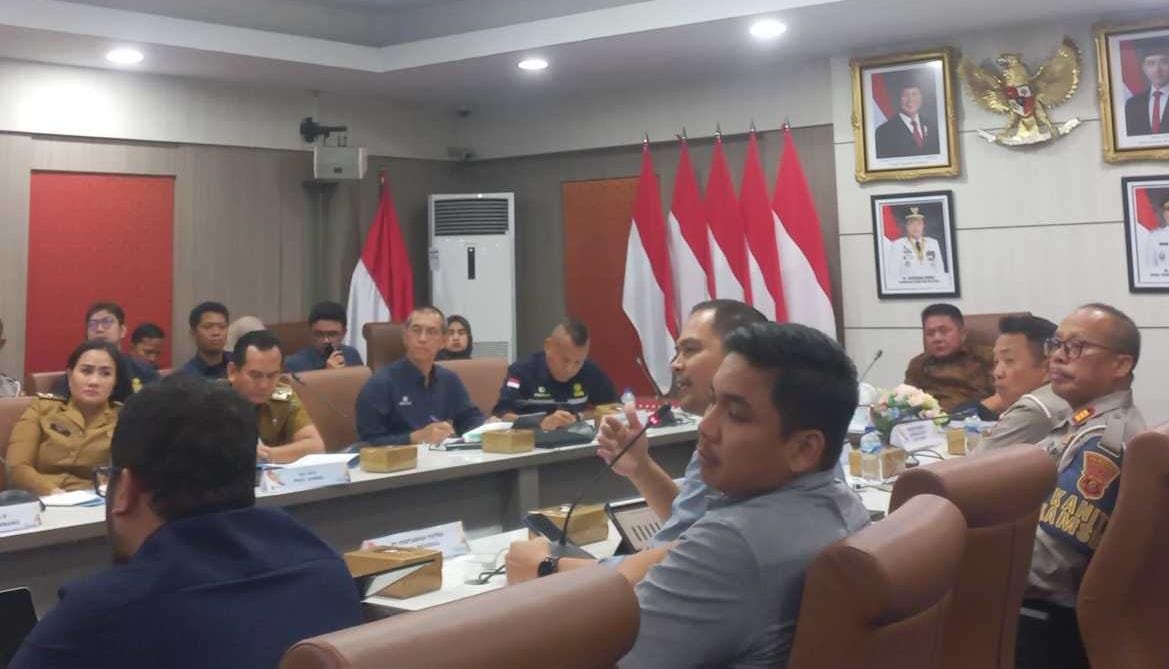 Anggota Komite BPH Migas Hasbi Ansori usai mengikuti rapat koordinasi penanganan antrean BBM bersubsidi bersama Pemerintah Provinsi Sumatera Selatan di Ruang Rapat Bina Praja, Selasa (7/7/2026)