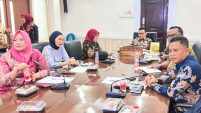 Sekda Muba, Drs. Syafaruddin bersama jajaran Organisasi Perangkat Daerah (OPD) dalam Webinar Series I "Creative Financing & Funding KPBU" bertema "Strategi Inovatif untuk Pembiayaan Infrastruktur Daerah", yang diikuti secara virtual dari Ruang Rapat Sekda Muba, Kamis (16/7/2026).