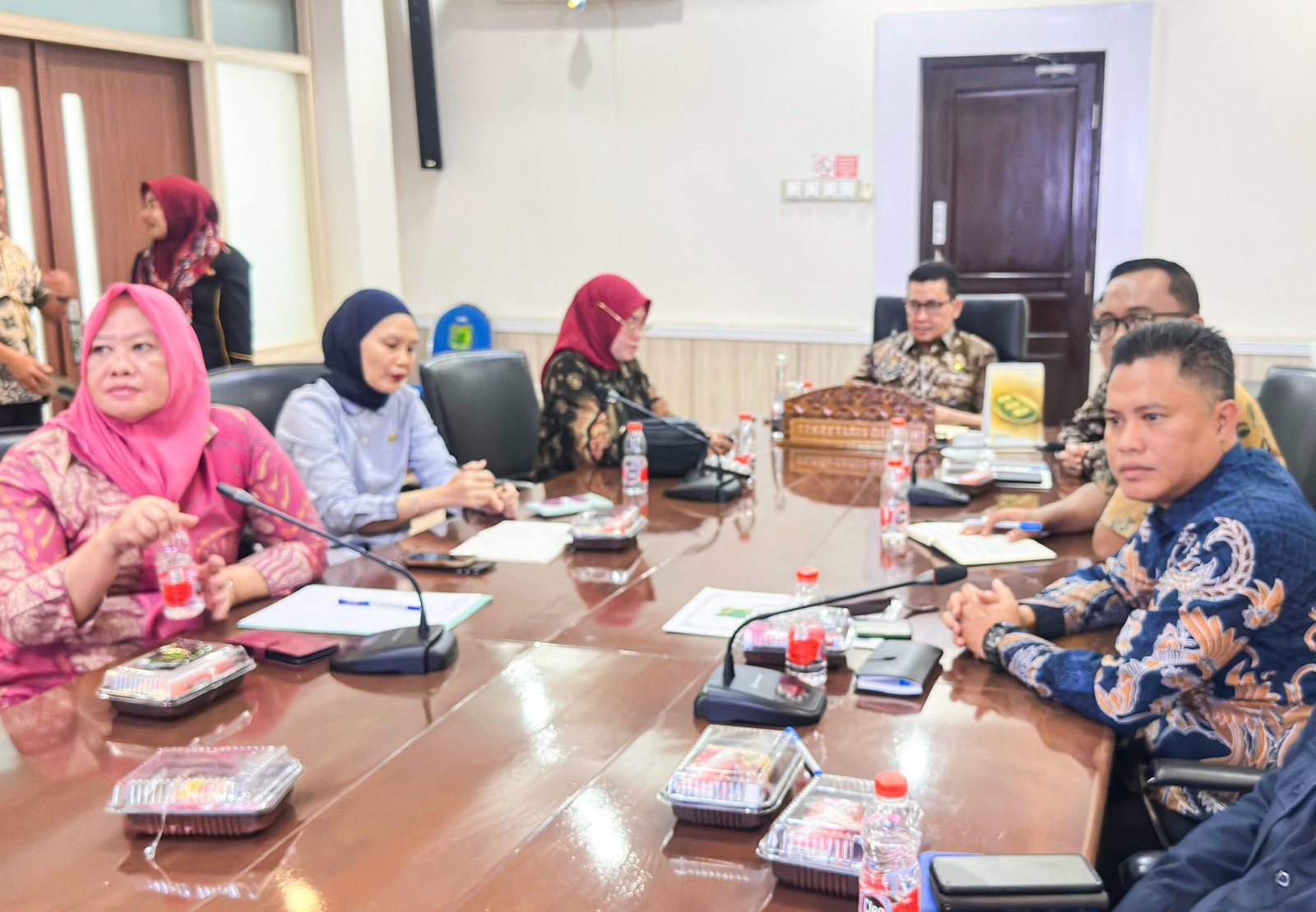 Sekda Muba, Drs. Syafaruddin bersama jajaran Organisasi Perangkat Daerah (OPD) dalam Webinar Series I "Creative Financing & Funding KPBU" bertema "Strategi Inovatif untuk Pembiayaan Infrastruktur Daerah", yang diikuti secara virtual dari Ruang Rapat Sekda Muba, Kamis (16/7/2026).