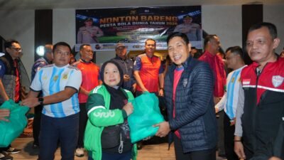 Euforia Final Piala Dunia 2026, Tebar Kepedulian Lewat Pembagian Sembako dan Doorprize