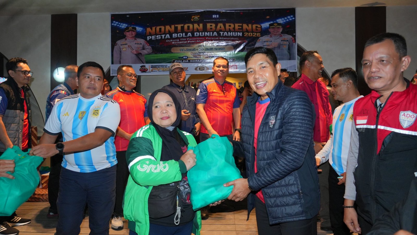 Euforia Final Piala Dunia 2026, Tebar Kepedulian Lewat Pembagian Sembako dan Doorprize