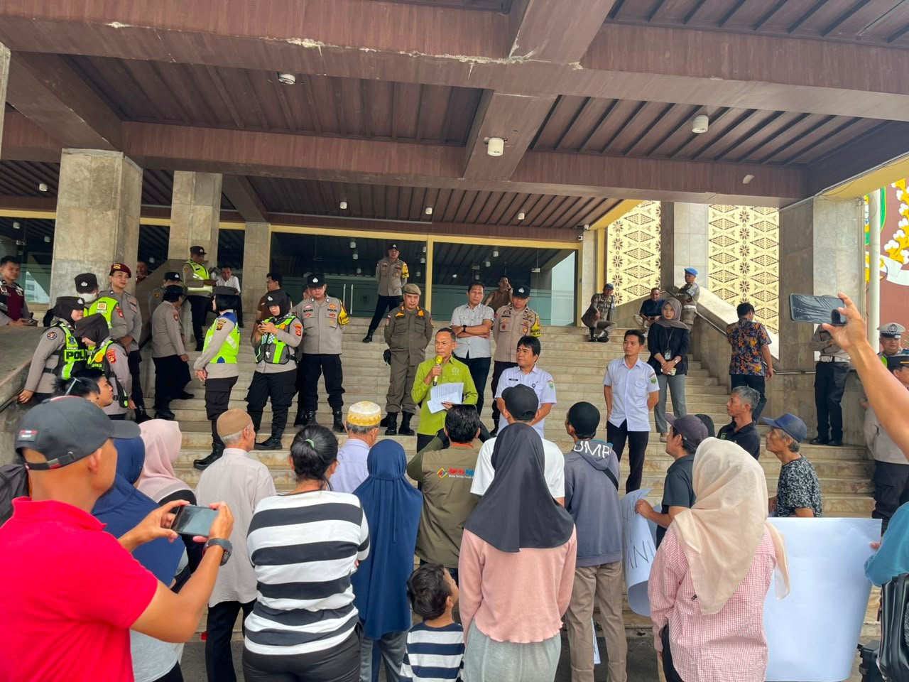 Warga Minta Pertanggungjawaban PT. Adhi Karya, APG, KSO Atas Dampak Proyek Bank Mandiri